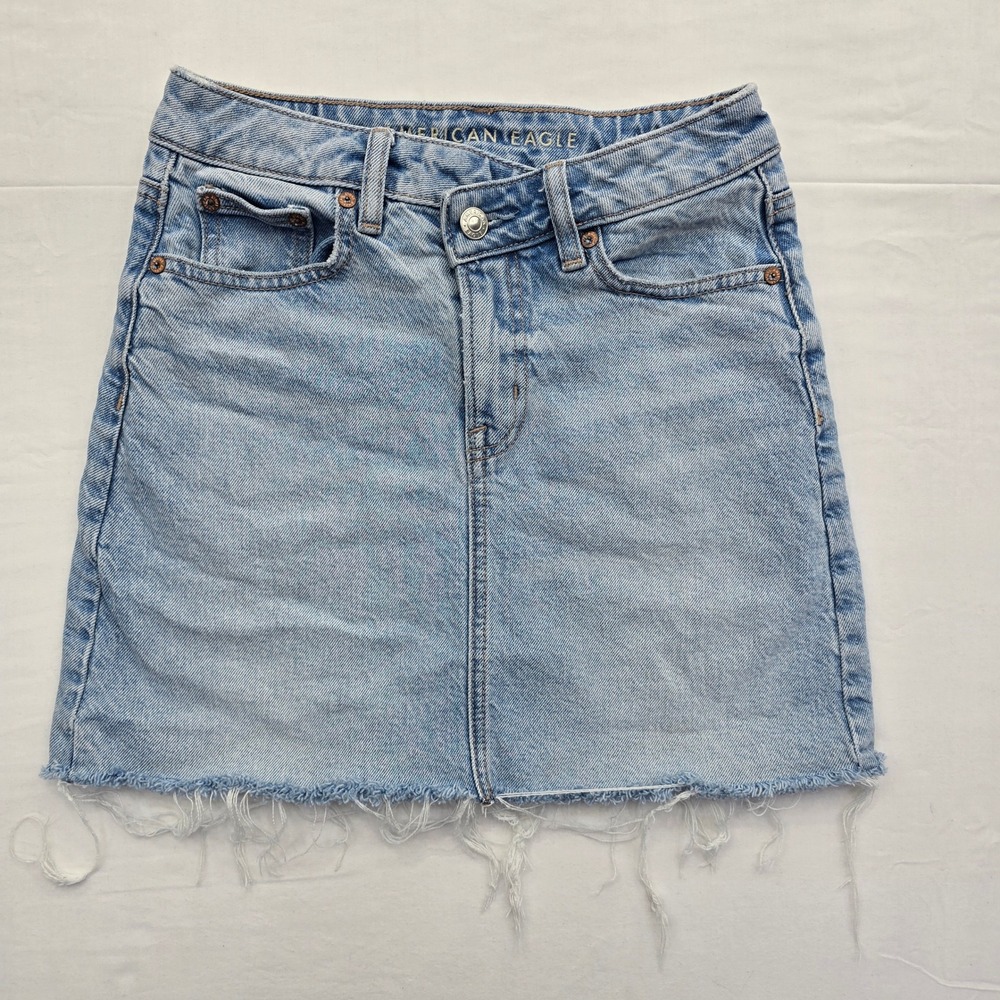 American Eagle Light Wash Raw Hem Denim Mini Skirt Size 00 Stretch Y2K Preppy